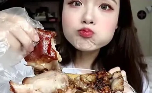 网红吃播，假到什么程度？辣酱是果汁，龙虾是