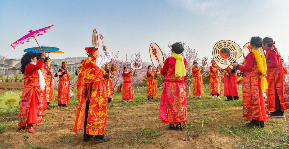 翠湖：桃花灼灼春色美，扇鼓咚咚夕阳红