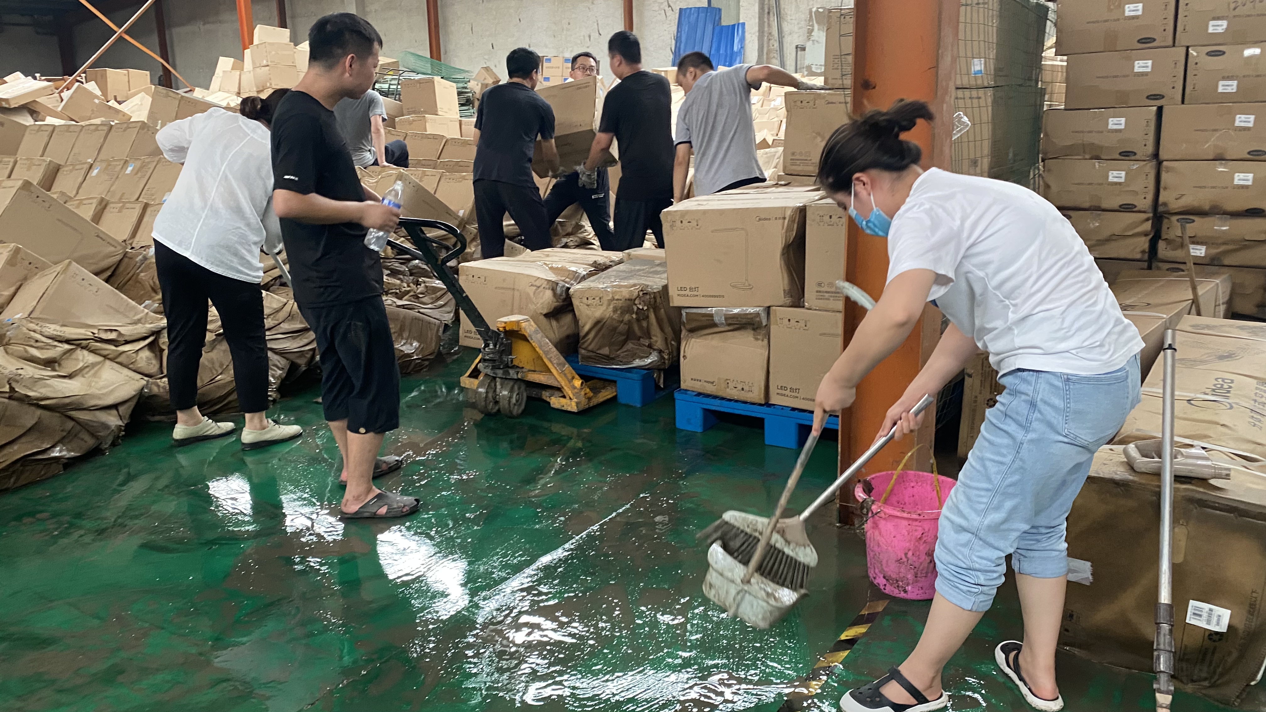 河南省消费者协会及省家电协会领导慰问因水灾受损的家电经销商
