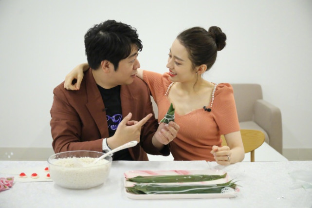 郎朗当爸后迎首个生日，与吉娜合体包粽子庆生，夫妻幸福相拥甜齁