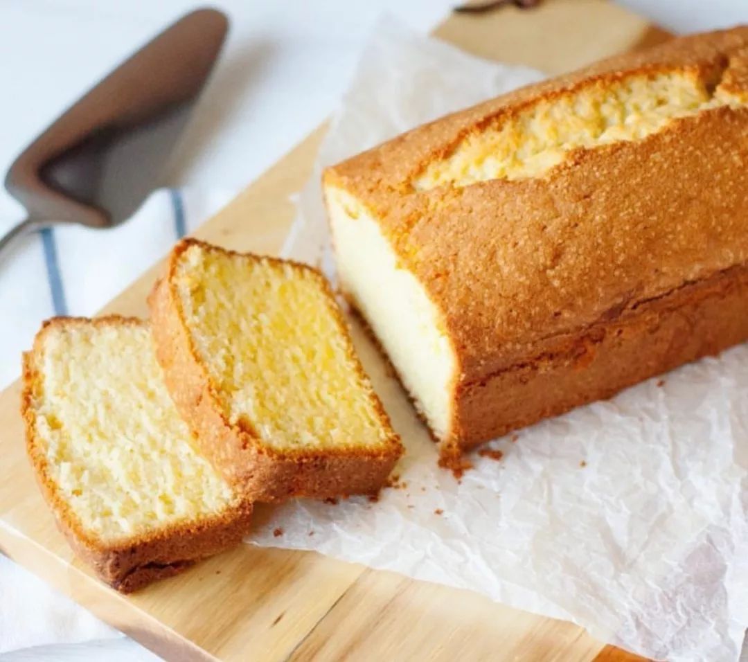 不放黄油的香蕉磅蛋糕，口感松软热量低，做法简单又省心，美味