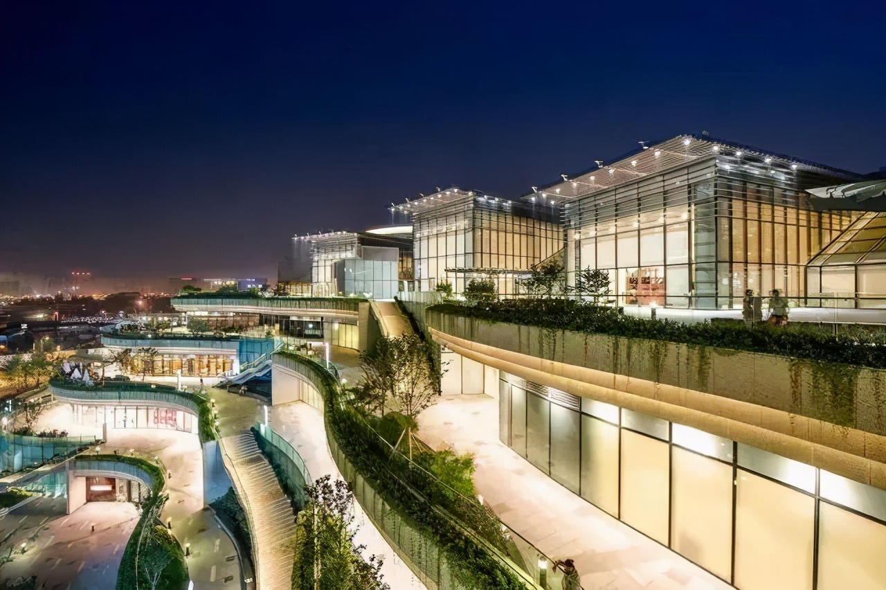 商场设计另类吸睛场所自然灵动的退台设计让人一眼万年