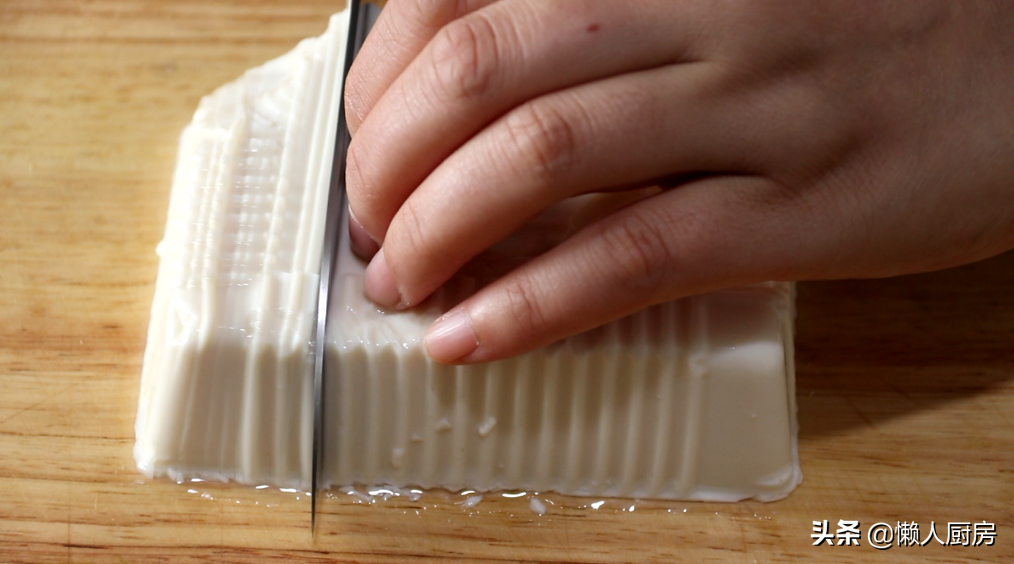 豆腐切絲，與皮蛋絕配，這樣做成湯羹，細膩爽滑，營養又美味