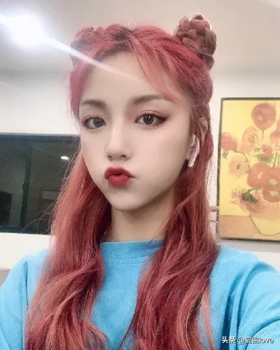 网红刀小刀为何总晒半身照？看到她全身照：这