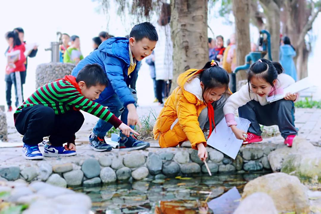 带上五官到校园里寻找春天——成都市华中附小大自然的语文课