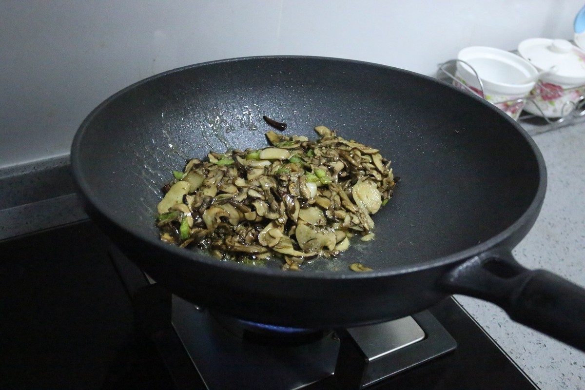 红伞伞遇上厚底锅 九阳晶钻，网友惊呼：不用躺板板