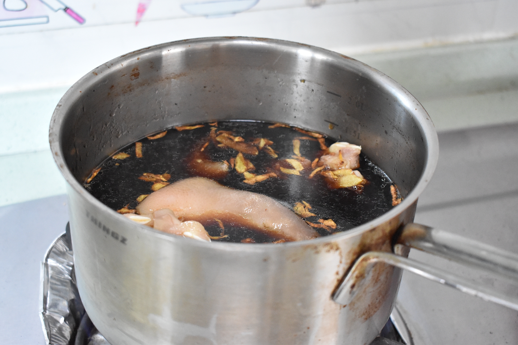 猪身上这肉柔韧又脆富含胶质，先卤后炒味道鲜香，美容下酒棒极了