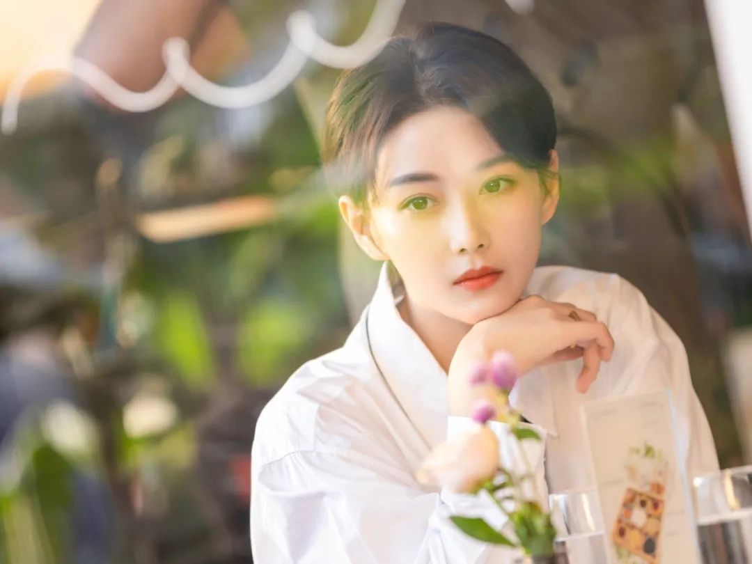 迪丽热巴新剧开播，被吐槽妆容显老，颜值不如女二张馨予？