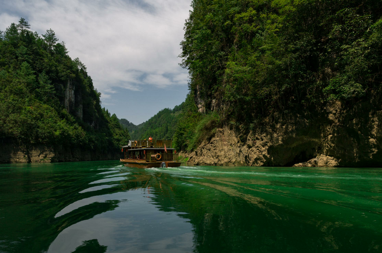 电影《峰爆》上映 十二背后旅游区官方拍摄地