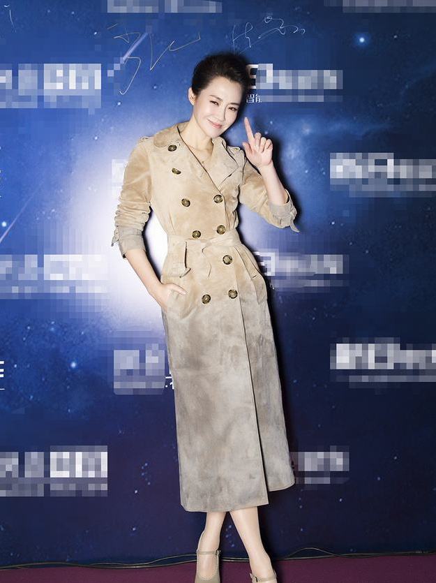 许晴真是自带一种高级感，穿红色大衣非但不俗