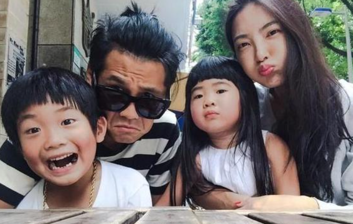 曹格女兒長大變女神！ 穿白衣短裙露小鳥腿，氣質溫柔被讚仙女下凡