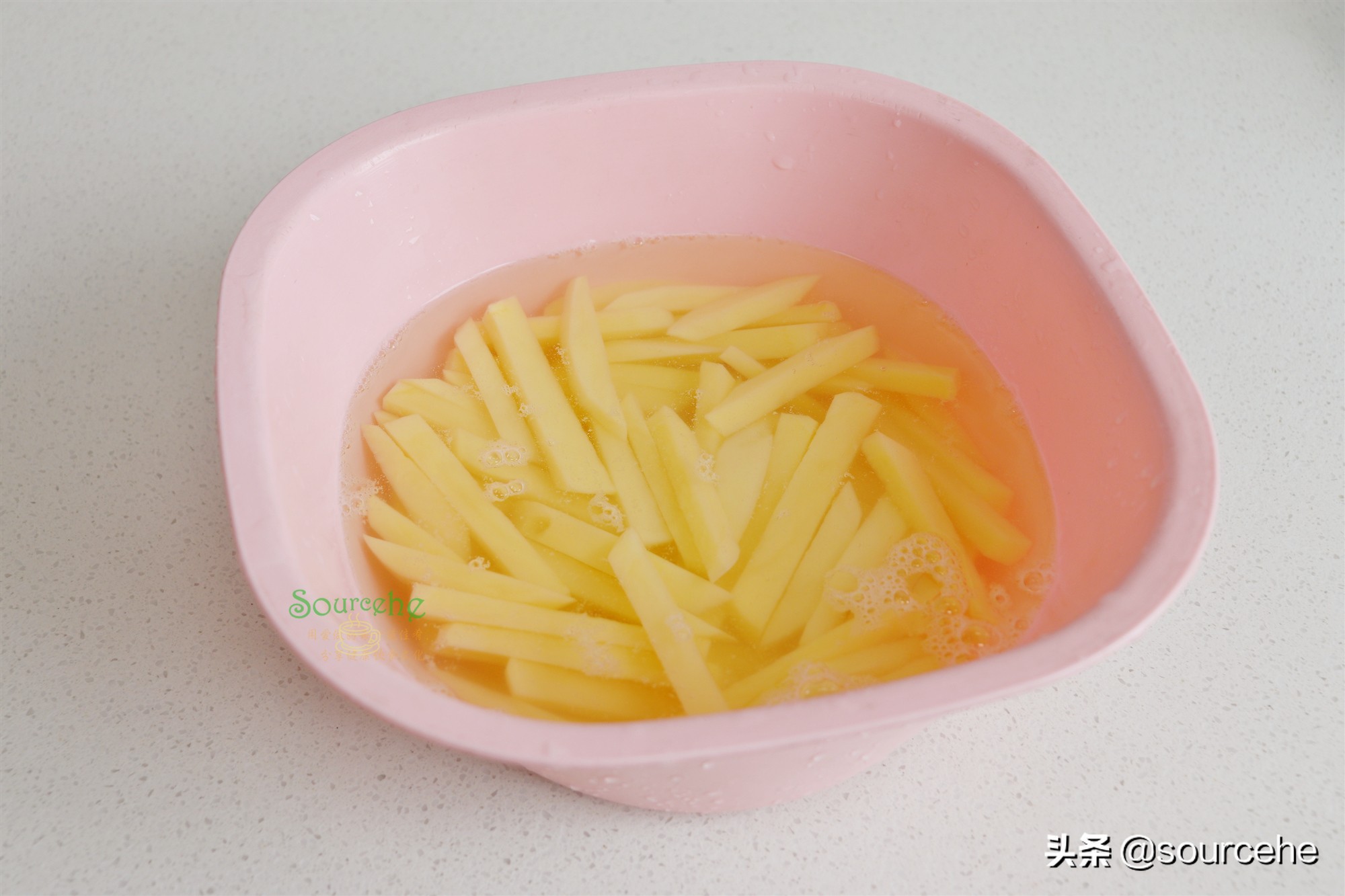 放暑假了，孩子想吃炸薯条不用买，在家简单实惠，比麦当劳还酥脆