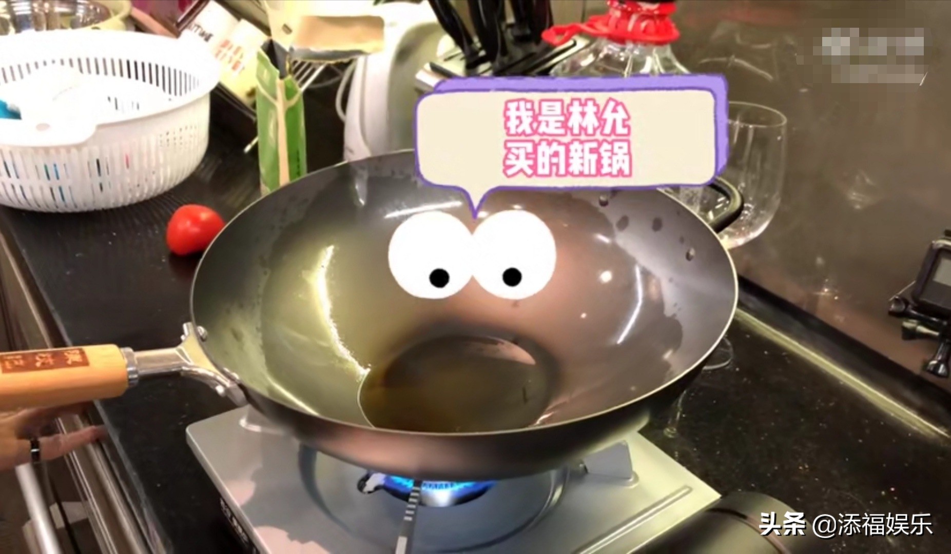 美食博主林允尝试新技能，惨遭滑铁卢，穿白衣唯恐油渍溅衣服