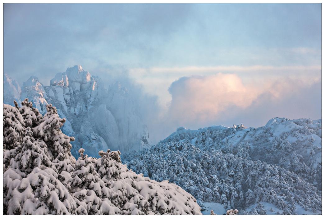 冬日雪后黄山，漫山遍野皆是冰雪之花，更具独特的山岳风光特色