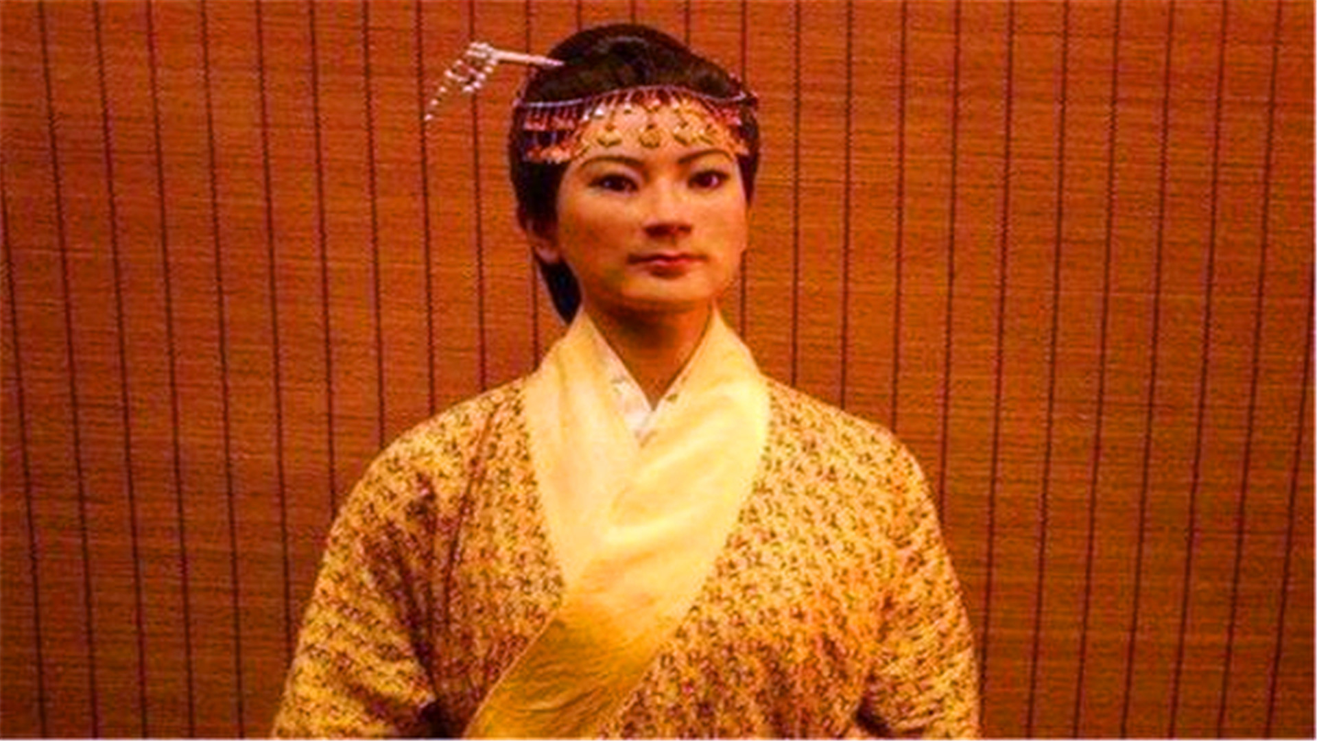 2000年前女尸无人敢解剖，年轻小伙自告奋勇，解