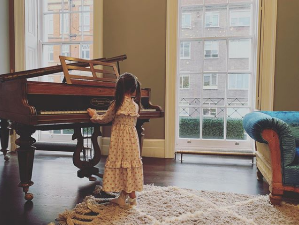 周杰倫與女兒坐豪車同框，5歲小周週紮馬尾穿皮衣，時尚感十足