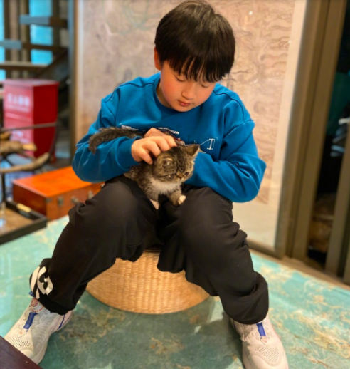 鄒市明兒子軒軒長大了！ 近照眉眼秀氣成帥哥，9歲雙腿粗壯不似爸