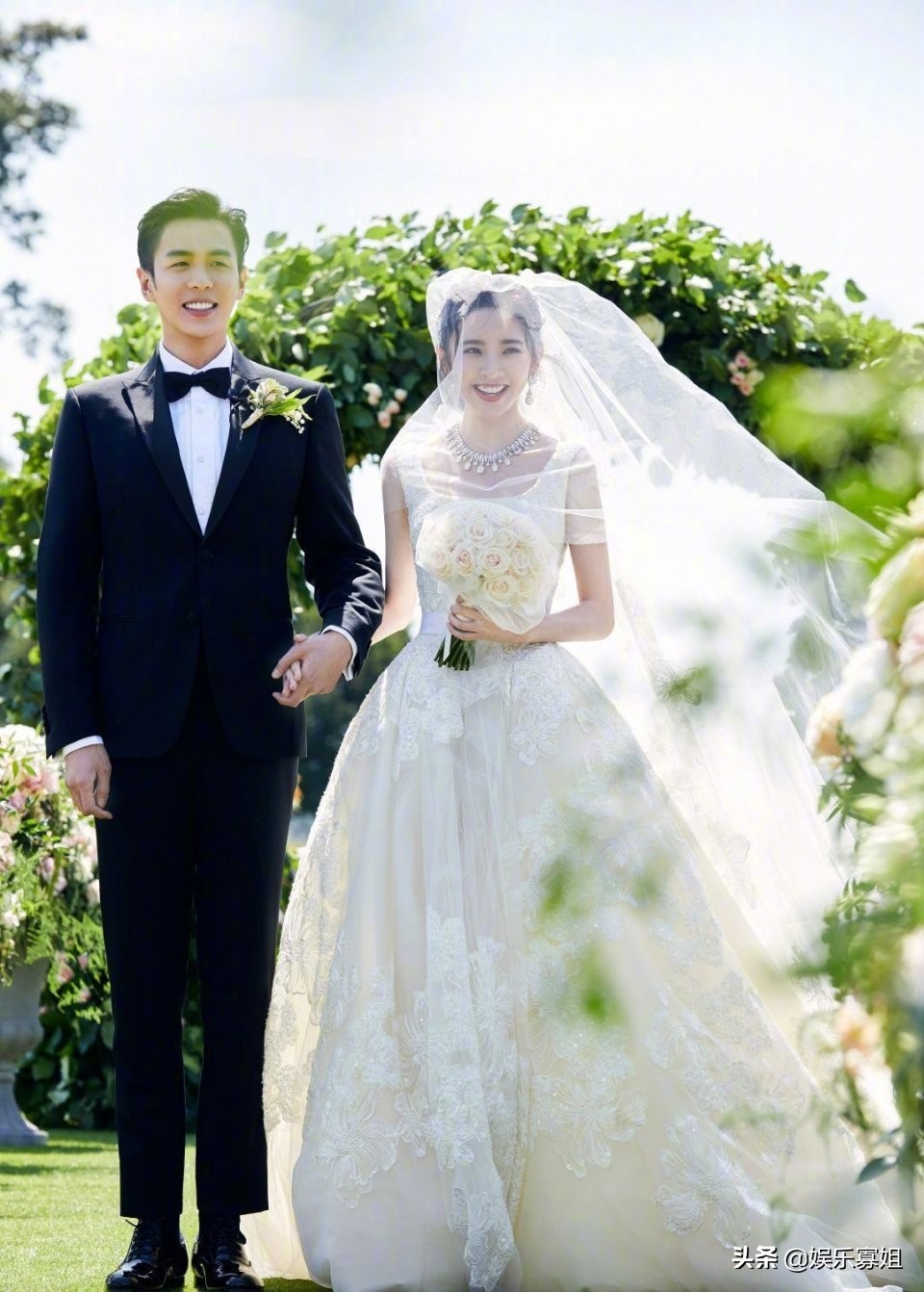 太甜了！妻子唐艺昕产后首次出席活动，丈夫张若昀发文深情表白