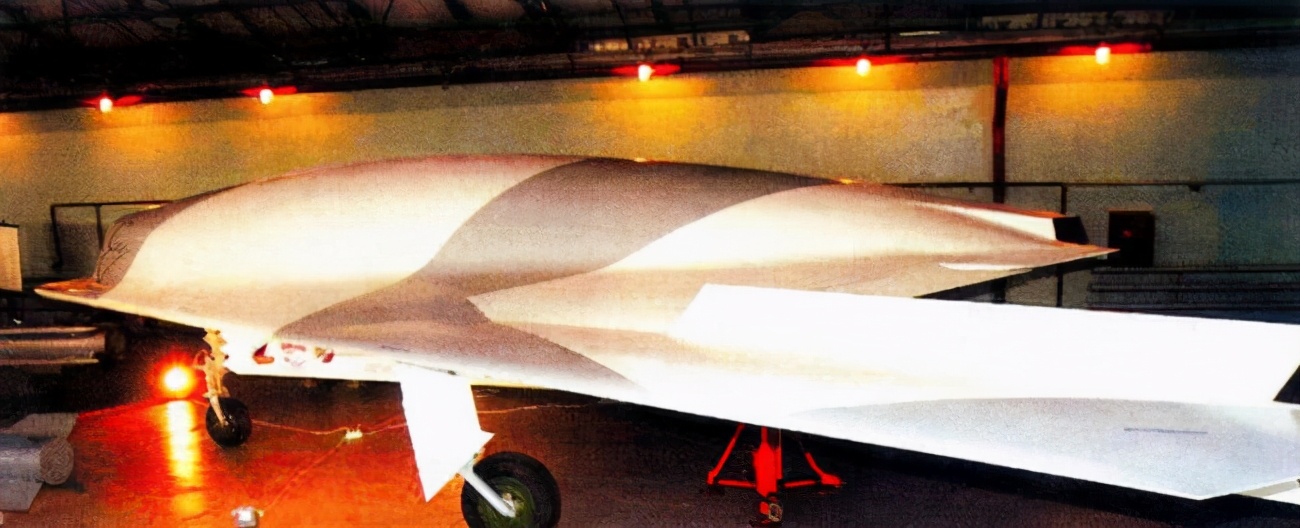 隐身战机配无人僚机，主战坦克配机器人，俄军