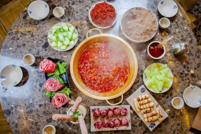 吃火锅时，服务员主动问你要不要加汤！其实是在暗示，很多人不懂