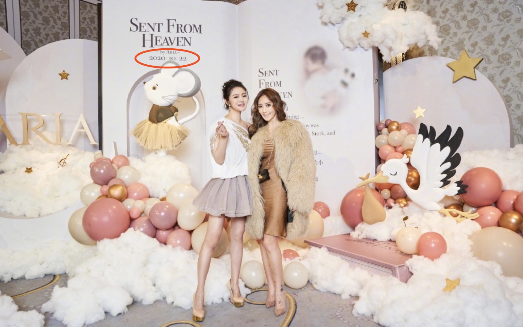 安以轩晒照为女儿庆双满月，一人抱俩妈妈力max，兄妹长相相似