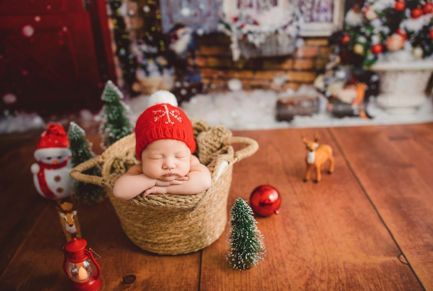 李亚男圣诞节晒两女儿，天韵变超萌小吃货，妹妹已长成小胖墩