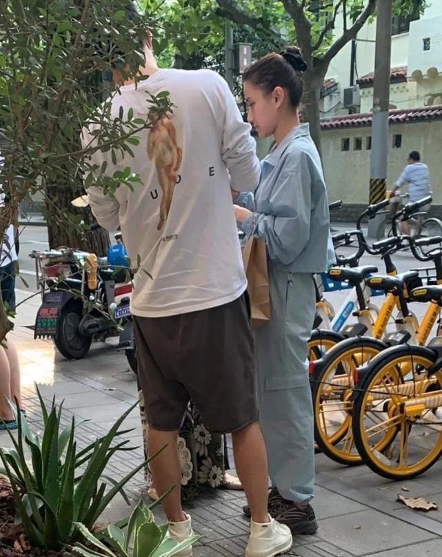 窦骁带何超莲回西安见家长，欣赏长恨歌，动作笑容一致太有夫妻相