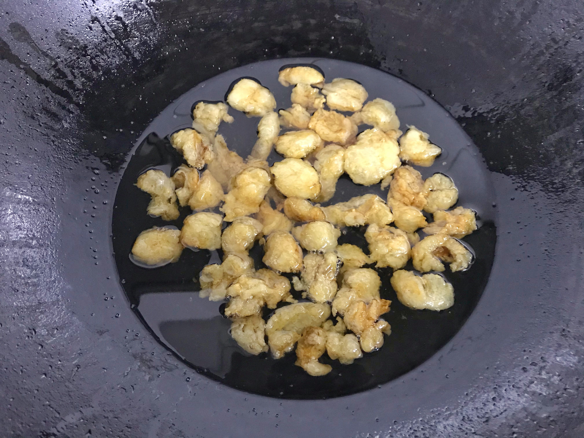 猪油熬制有窍门，下锅前多加一步，猪油雪白香浓无腥味，久放不坏