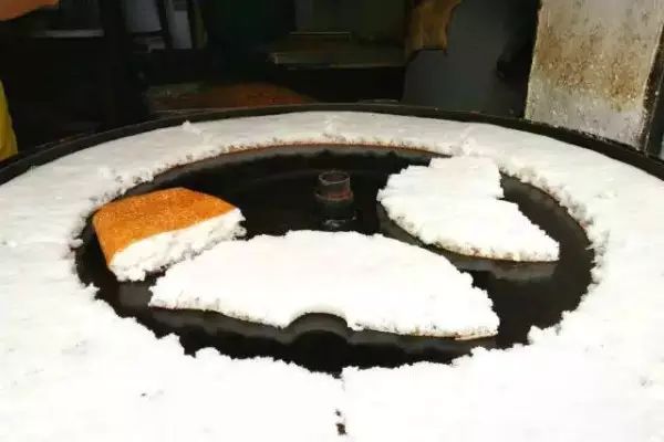 在武汉这个老城区，排队才能吃到传奇美食，物