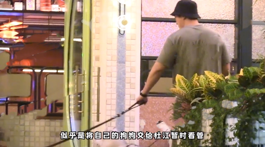 杜江一家三口出门聚餐，霍思燕素颜现身一脸幸福肥，胖出双下巴