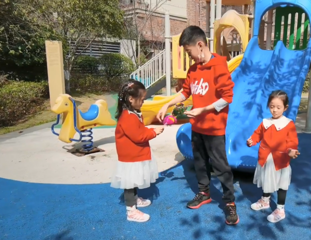 楊威罕曬爸爸兒子合照，楊陽洋蹲地擇菜側顏像爺爺，口袋紅包搶鏡