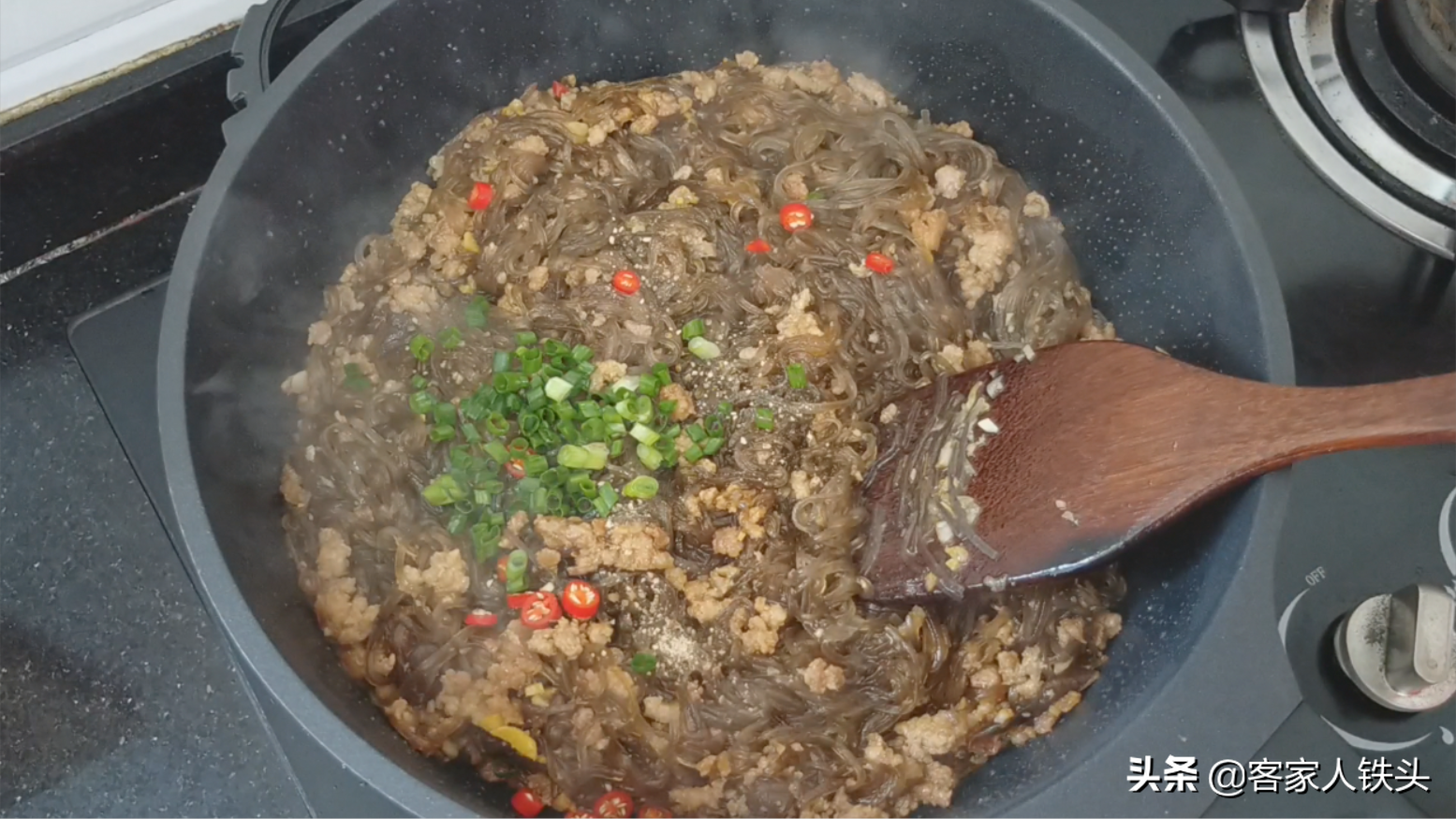 1把粉条1把酸菜，两广人都爱的一个吃法，简单开胃，好吃不油腻