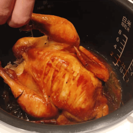 1只鸡放进电饭锅，不加一滴油和水，软烂脱骨，比广东烤鸡还好吃