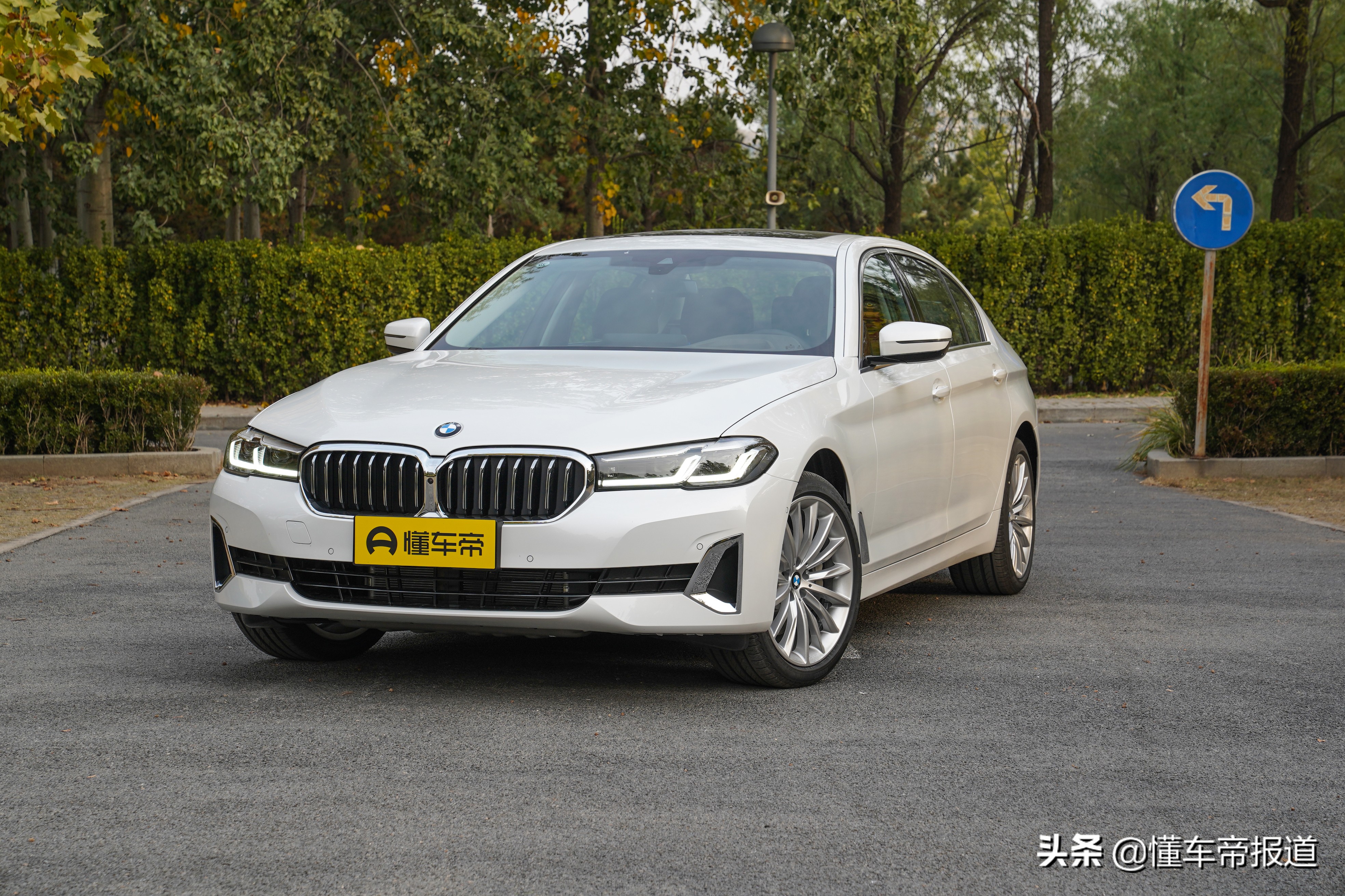 新车 | 宿敌对决！首试2021款宝马5系对比奔驰E级