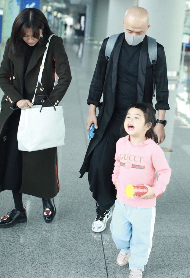 包贝尔包文婧牵手秀恩爱，一个穿条纹西装一个透视裙，看着挺登对