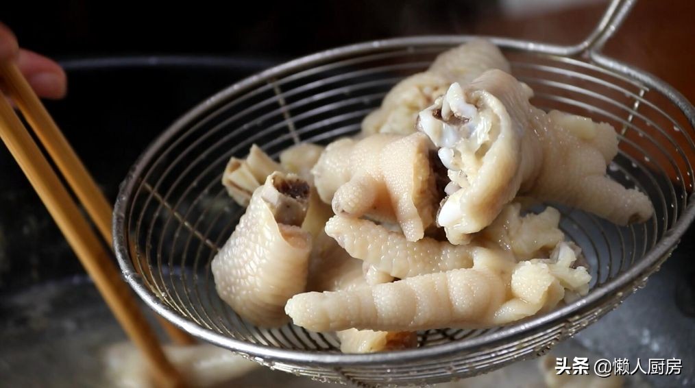 这是鸡爪的新做法，配上一点酸菜，开胃下饭，酥烂脱骨