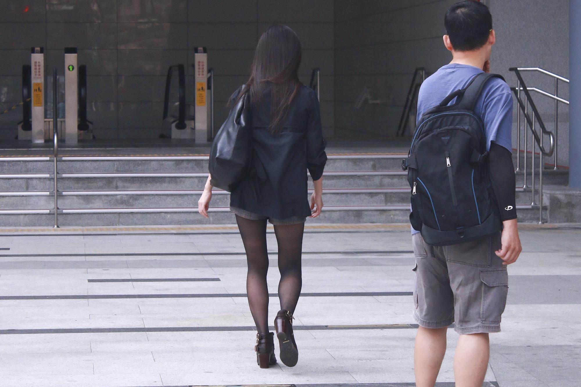 Auspicious overcomes Juan Yi to pat a shoulder by stranger, till the friend advent just dare leave: The girl should have protected her