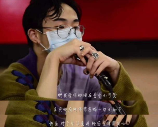 伊能静18岁大儿子罕见露面，才艺双全时尚个性，长相更像妈妈一些