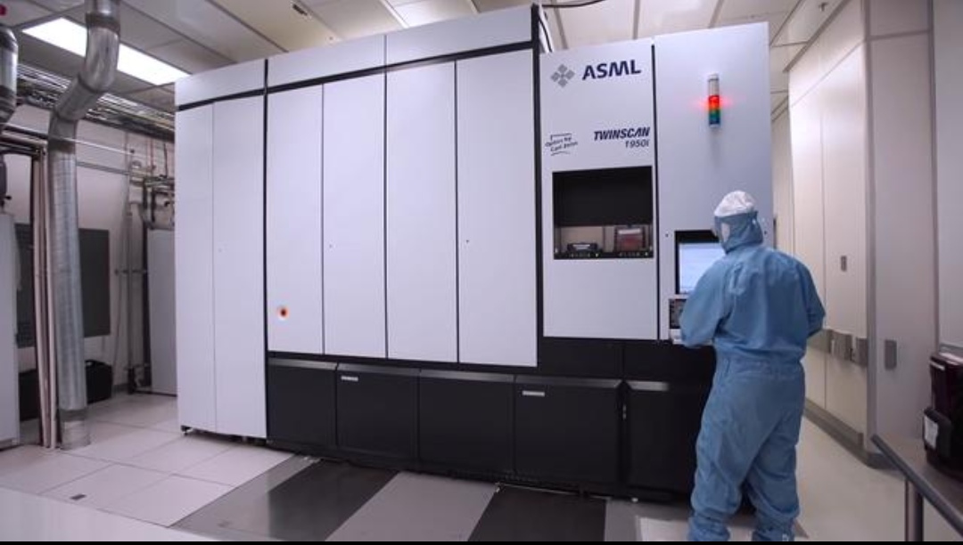 好消息！中国光刻机传来好消息，美国紧急拿出