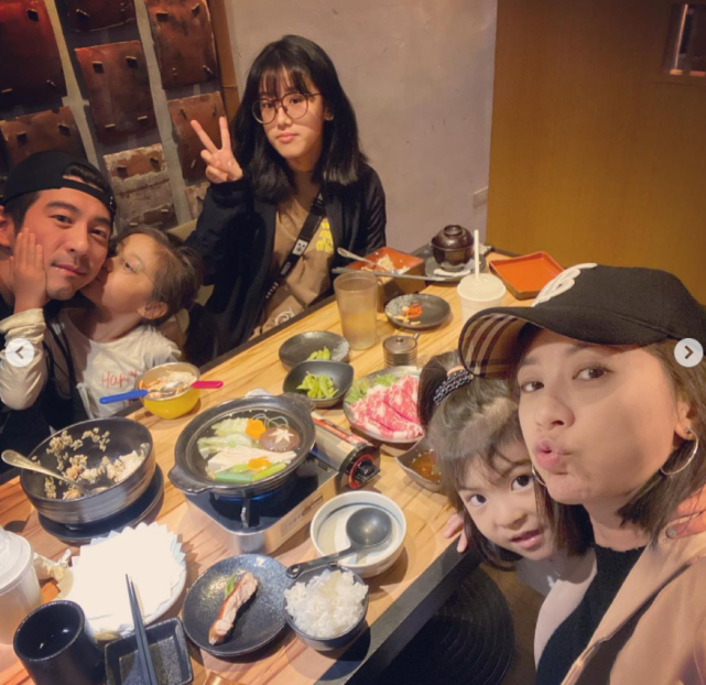 賈靜雯曬一家五口慶小女兒滿4歲，波妞穿公主裙戴皇冠變小淑女