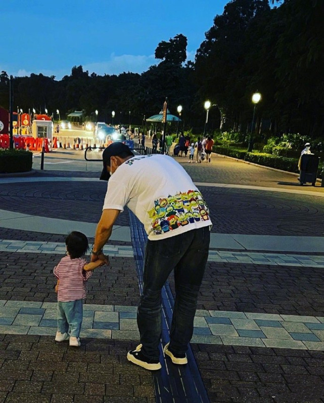 杨怡罗仲谦互庆生日，晒一家三口温馨日常，1岁女儿颜值高像爸爸