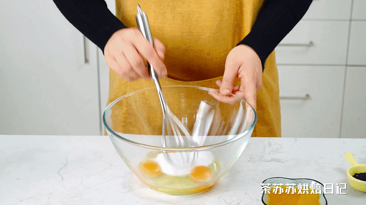 3個雞蛋加碗麵粉！ 攪和攪和，輕鬆一烙，酥脆的蛋捲就出來了