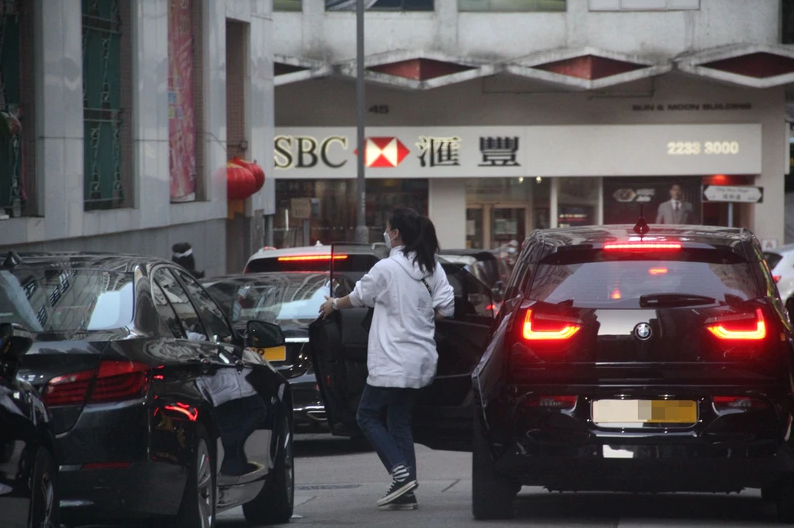 袁詠儀夫婦外出置辦年貨，老婆紮馬尾顯清純，張智霖插兜凹造型