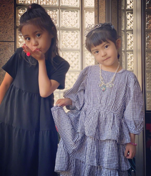 賈靜雯曬一家五口慶小女兒滿4歲，波妞穿公主裙戴皇冠變小淑女