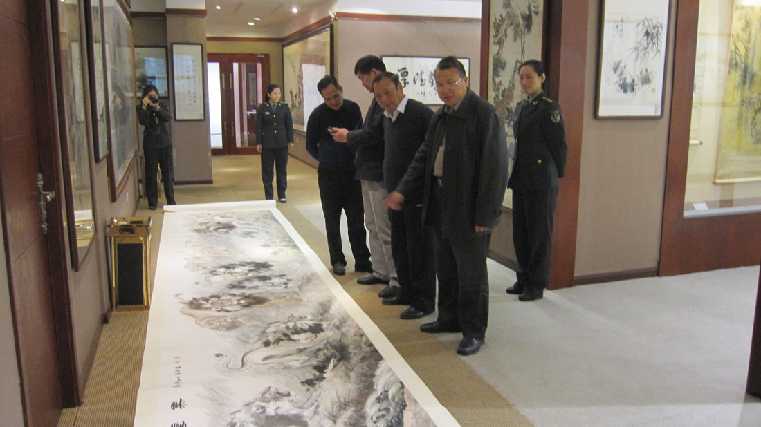 流浪汉自封"宇宙主席"，资助学生灾区捐