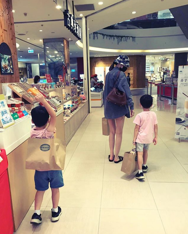 林志穎夫婦慶雙胞胎兒子滿5歲，雙子星穿兄弟裝切蛋糕，越長越帥