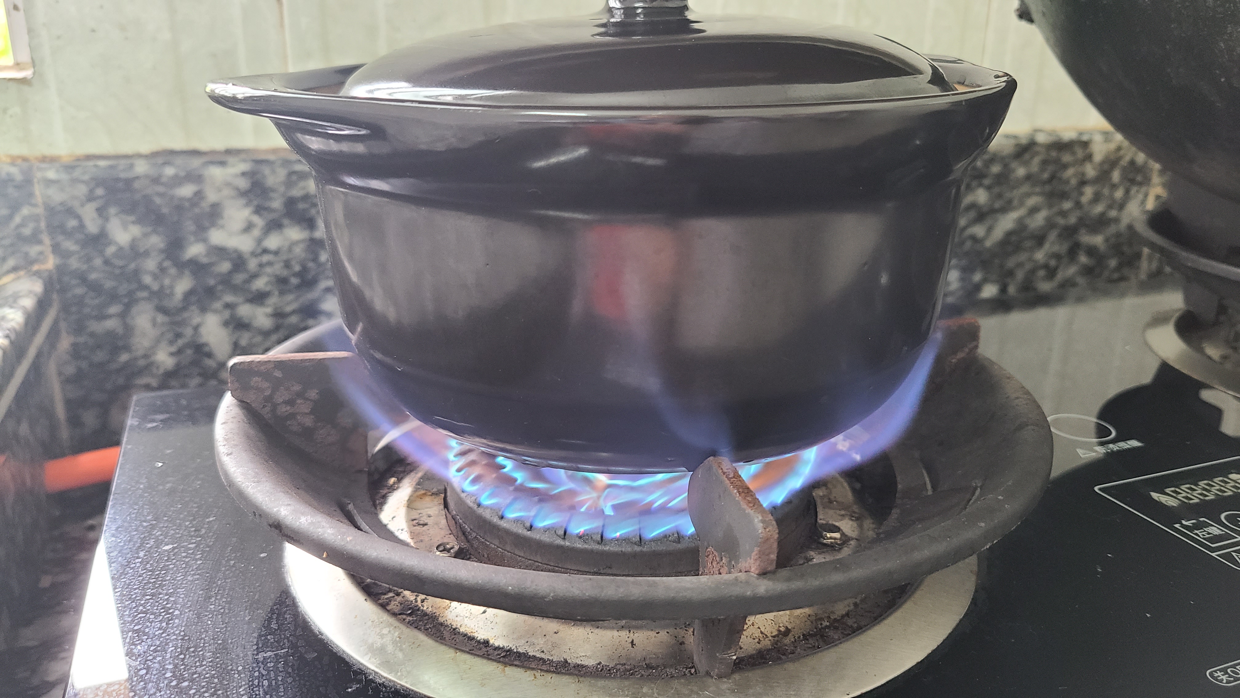 姜酒鸭，用米酒做出来的一道广东菜，简单好吃，香喷喷的