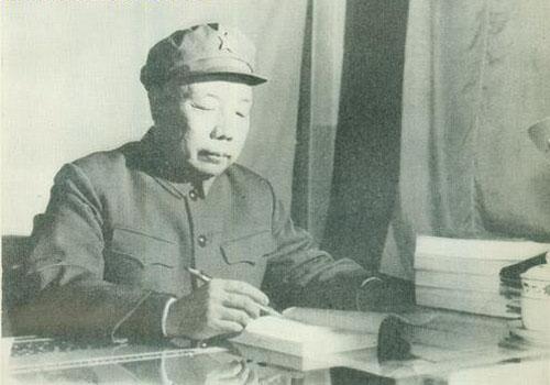 萧华：一家4口被杀，39岁授上将，毛主席：你我都犯杀气