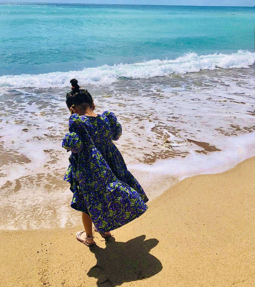 昆凌海滩度假笑容甜美，身材完全不像生过孩子，女儿打扮时髦