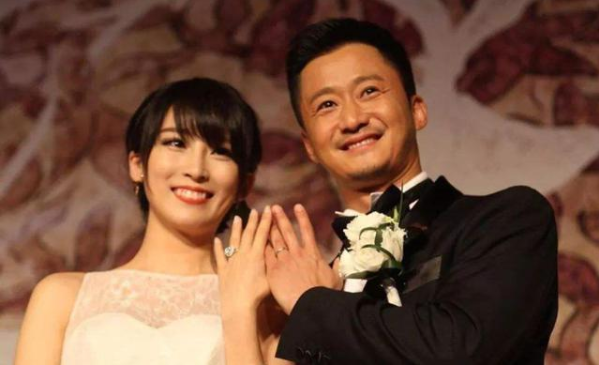 吴京谢楠家庭聚餐曝光，46岁硬汉头发苍白，如今家庭和睦其乐融融